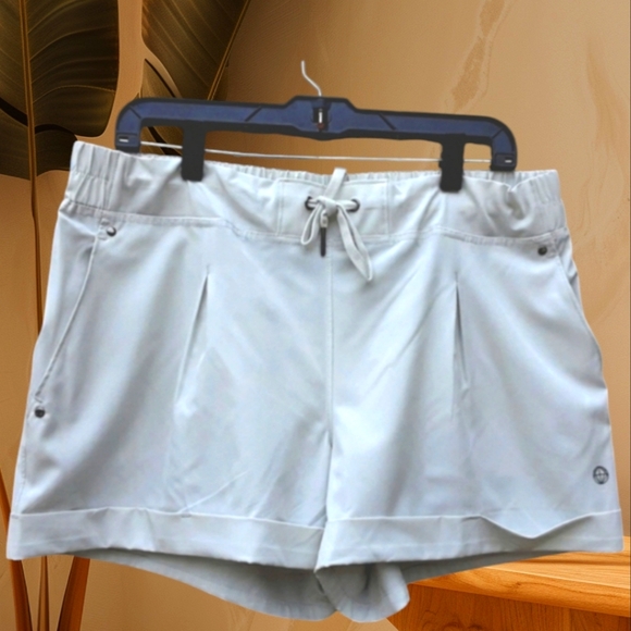 New without tag. Mondetta Outdoor Women's Gray Shorts - Picture 1 of 4